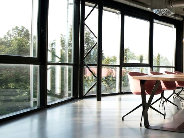 Wintergarten mit gereinigtem Glasdach und klaren Seitenelementen